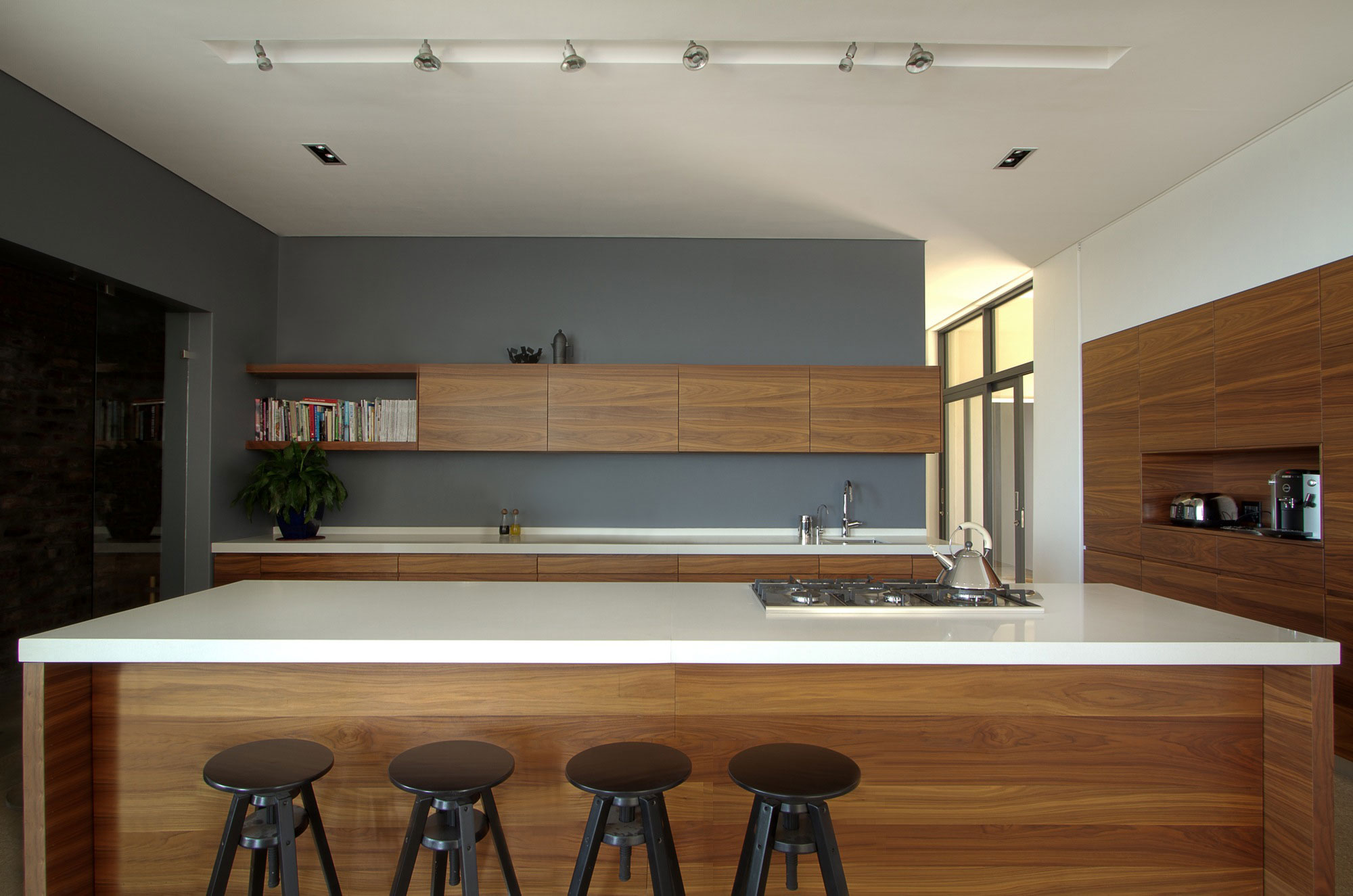 A Stunning Modern Hillside Home Nestled in the Rolling Vineyards of Stellenbosch by GASS Architecture Studios (15)