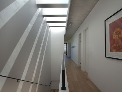 A Stunning Modern Hillside Home Nestled in the Rolling Vineyards of Stellenbosch by GASS Architecture Studios (16)