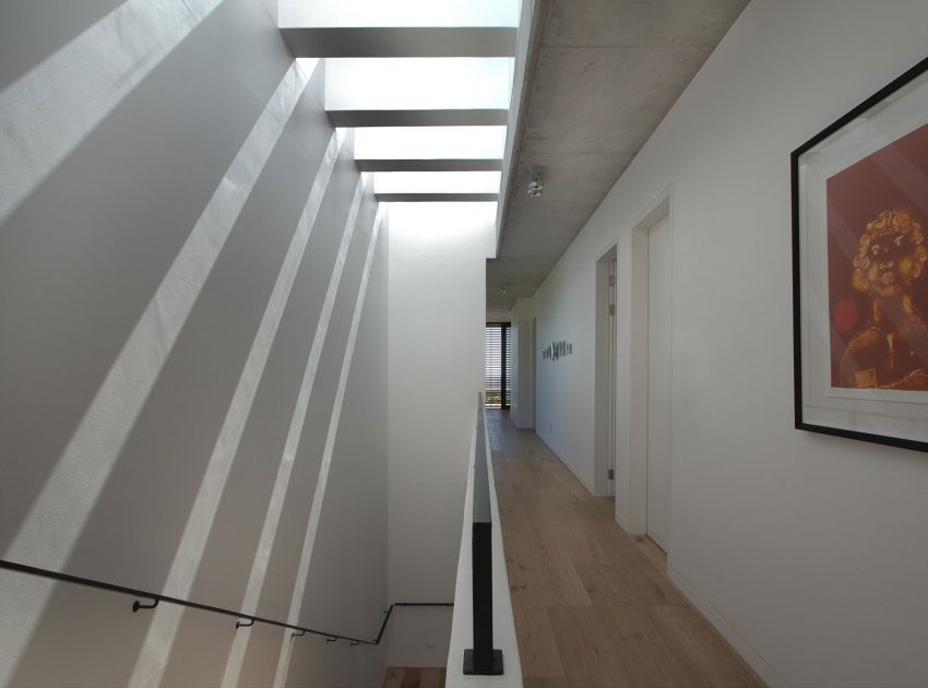 A Stunning Modern Hillside Home Nestled in the Rolling Vineyards of Stellenbosch by GASS Architecture Studios (16)