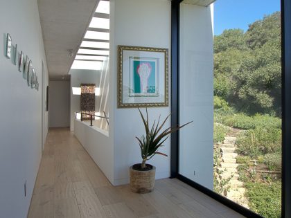 A Stunning Modern Hillside Home Nestled in the Rolling Vineyards of Stellenbosch by GASS Architecture Studios (17)