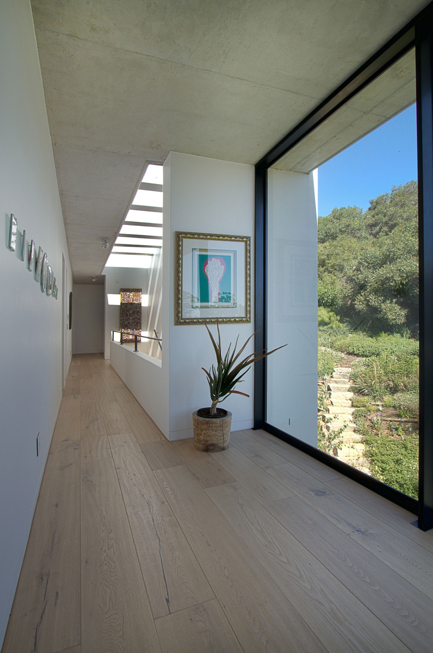 A Stunning Modern Hillside Home Nestled in the Rolling Vineyards of Stellenbosch by GASS Architecture Studios (17)