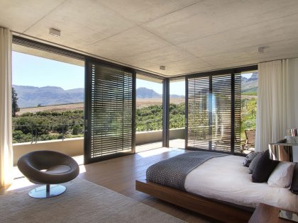 A Stunning Modern Hillside Home Nestled in the Rolling Vineyards of Stellenbosch by GASS Architecture Studios (18)