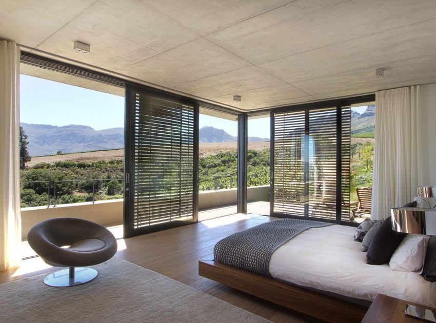 A Stunning Modern Hillside Home Nestled in the Rolling Vineyards of Stellenbosch by GASS Architecture Studios (18)