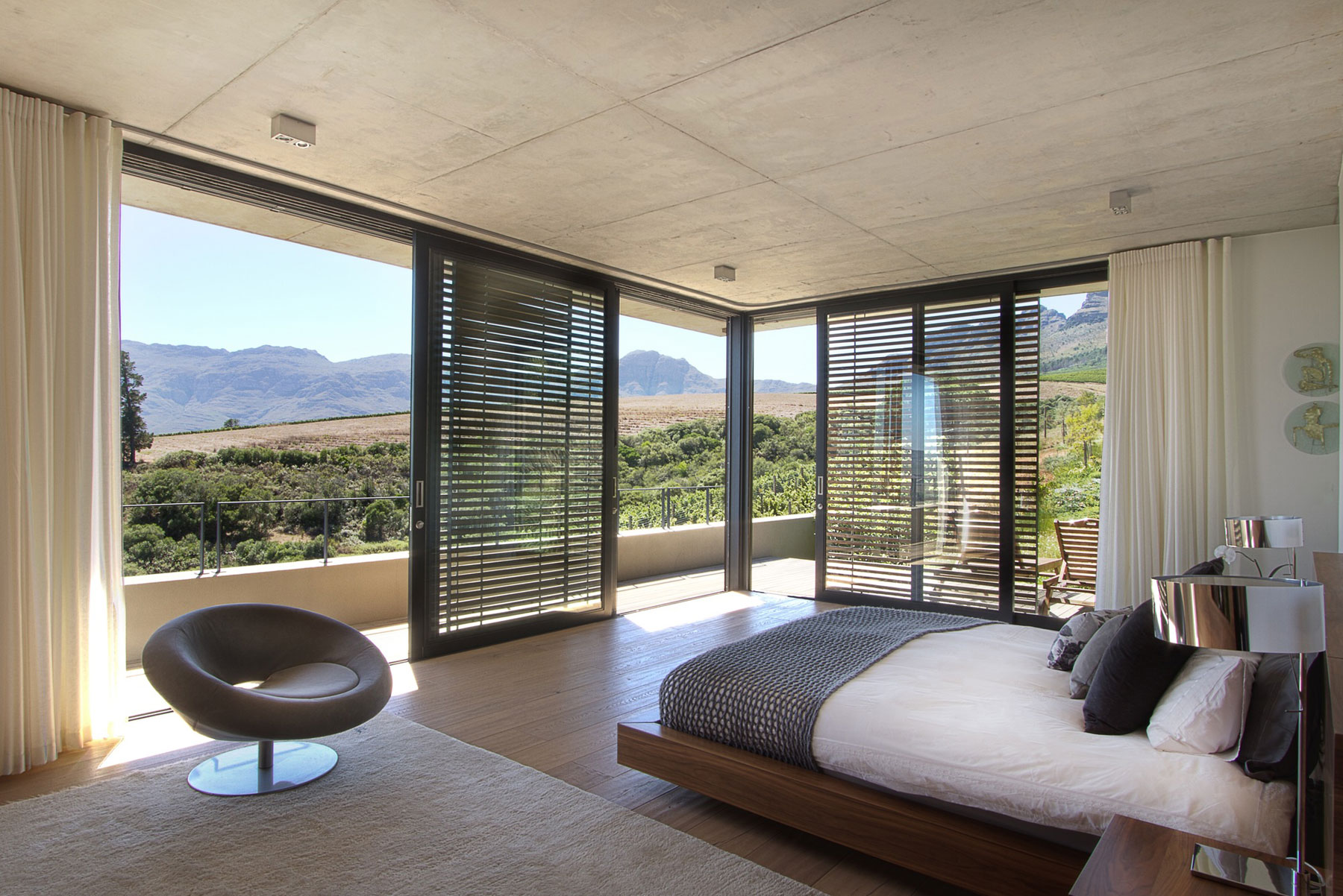 A Stunning Modern Hillside Home Nestled in the Rolling Vineyards of Stellenbosch by GASS Architecture Studios (18)