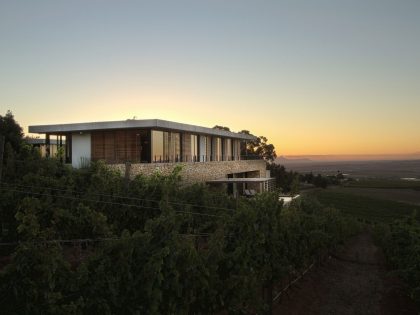 A Stunning Modern Hillside Home Nestled in the Rolling Vineyards of Stellenbosch by GASS Architecture Studios (19)