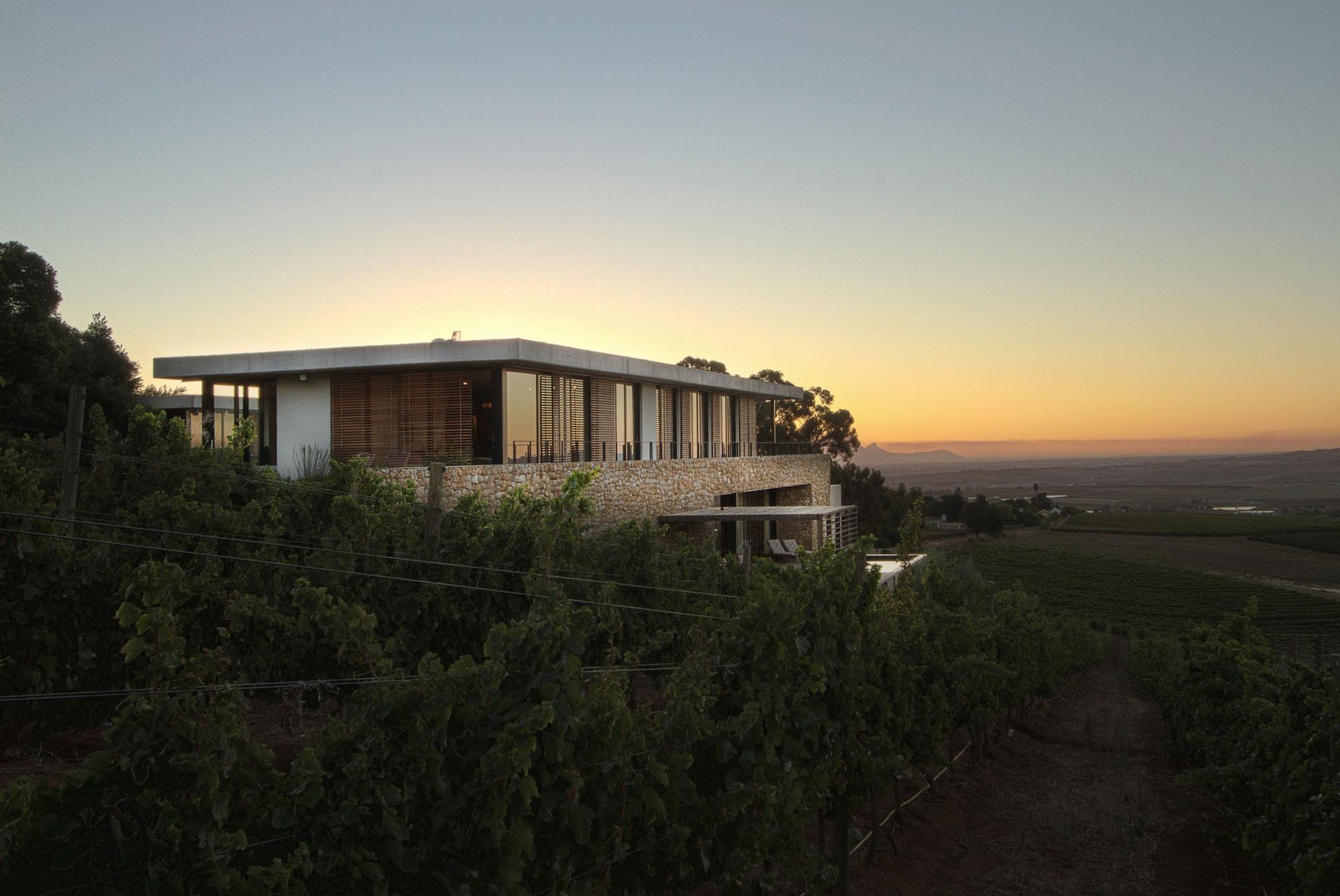A Stunning Modern Hillside Home Nestled in the Rolling Vineyards of Stellenbosch by GASS Architecture Studios (19)