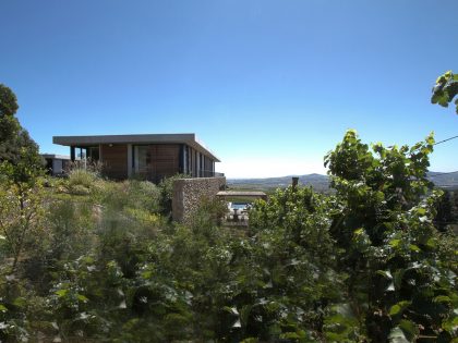 A Stunning Modern Hillside Home Nestled in the Rolling Vineyards of Stellenbosch by GASS Architecture Studios (2)