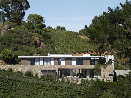 A Stunning Modern Hillside Home Nestled in the Rolling Vineyards of Stellenbosch by GASS Architecture Studios (3)
