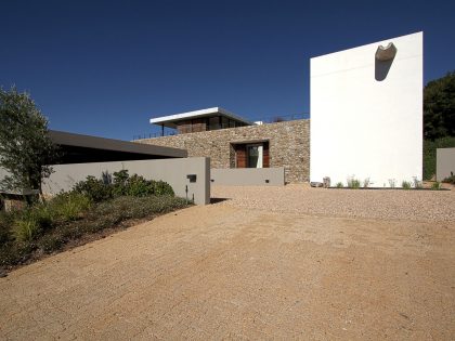 A Stunning Modern Hillside Home Nestled in the Rolling Vineyards of Stellenbosch by GASS Architecture Studios (4)