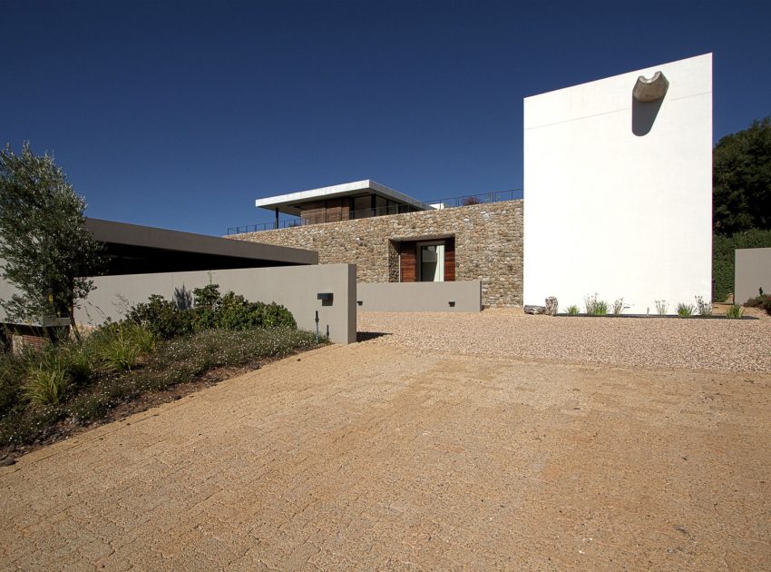 A Stunning Modern Hillside Home Nestled in the Rolling Vineyards of Stellenbosch by GASS Architecture Studios (4)