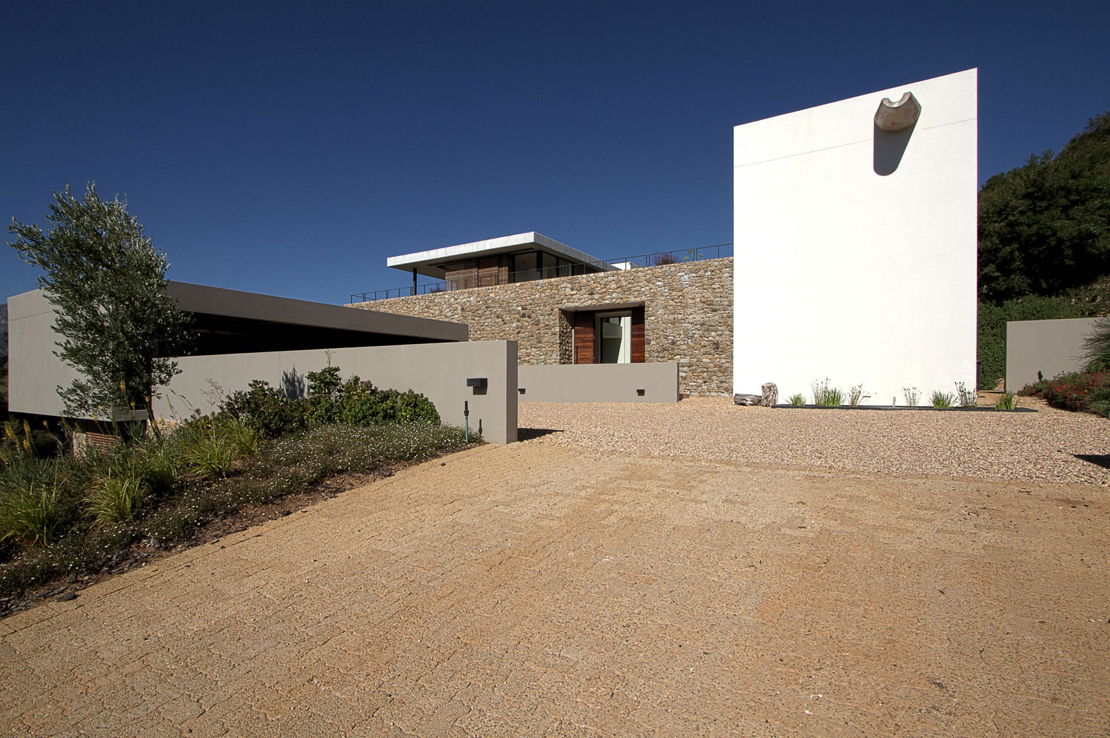 A Stunning Modern Hillside Home Nestled in the Rolling Vineyards of Stellenbosch by GASS Architecture Studios (4)