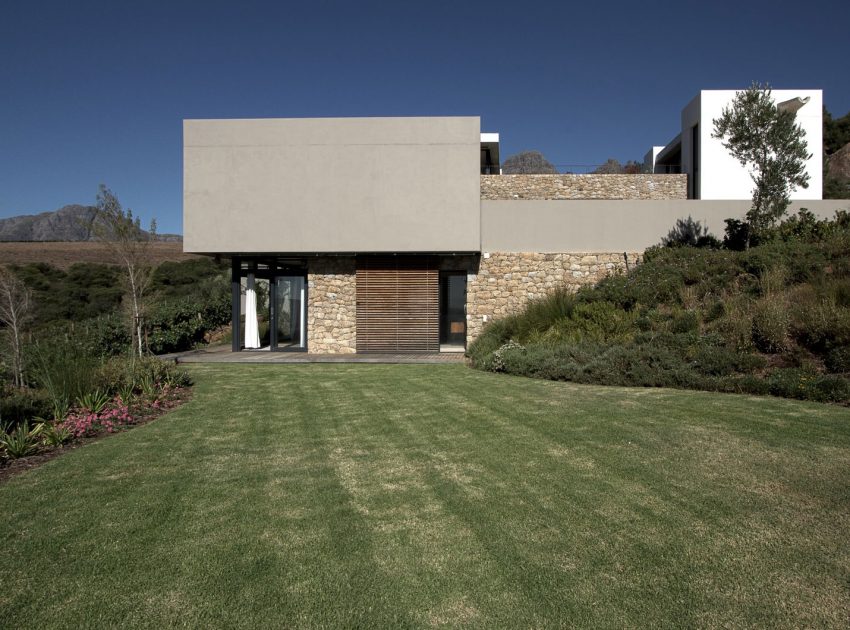 A Stunning Modern Hillside Home Nestled in the Rolling Vineyards of Stellenbosch by GASS Architecture Studios (5)