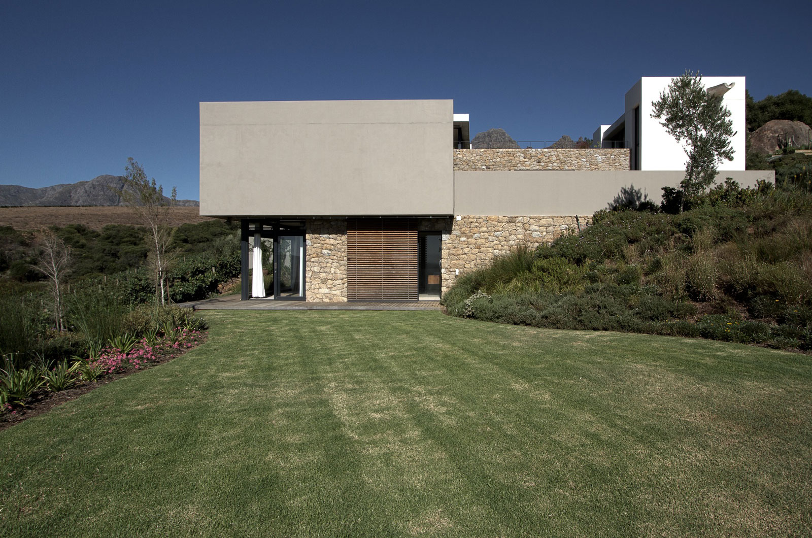 A Stunning Modern Hillside Home Nestled in the Rolling Vineyards of Stellenbosch by GASS Architecture Studios (5)
