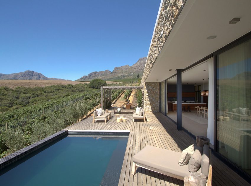 A Stunning Modern Hillside Home Nestled in the Rolling Vineyards of Stellenbosch by GASS Architecture Studios (6)
