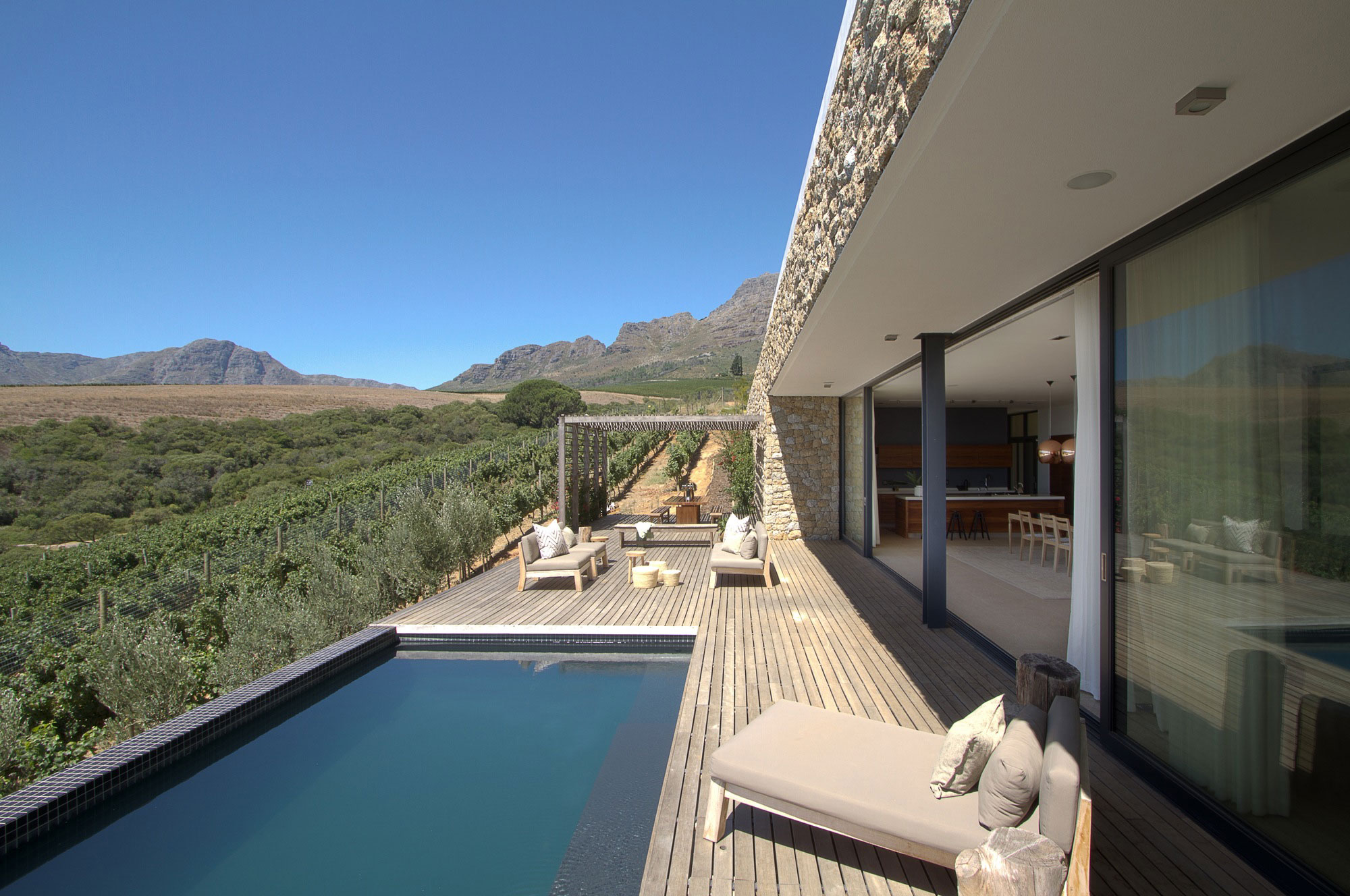A Stunning Modern Hillside Home Nestled in the Rolling Vineyards of Stellenbosch by GASS Architecture Studios (6)