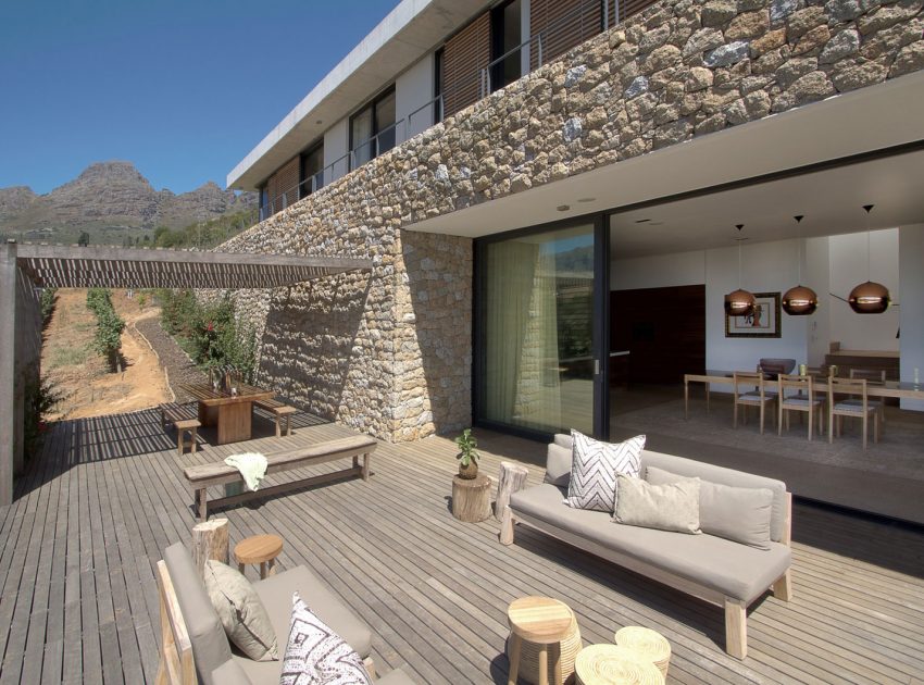 A Stunning Modern Hillside Home Nestled in the Rolling Vineyards of Stellenbosch by GASS Architecture Studios (7)