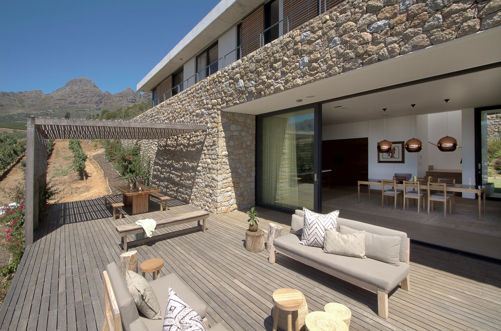A Stunning Modern Hillside Home Nestled in the Rolling Vineyards of Stellenbosch by GASS Architecture Studios (7)