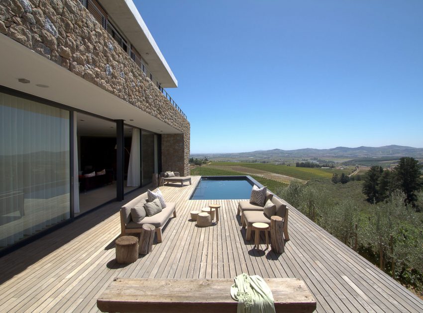 A Stunning Modern Hillside Home Nestled in the Rolling Vineyards of Stellenbosch by GASS Architecture Studios (8)
