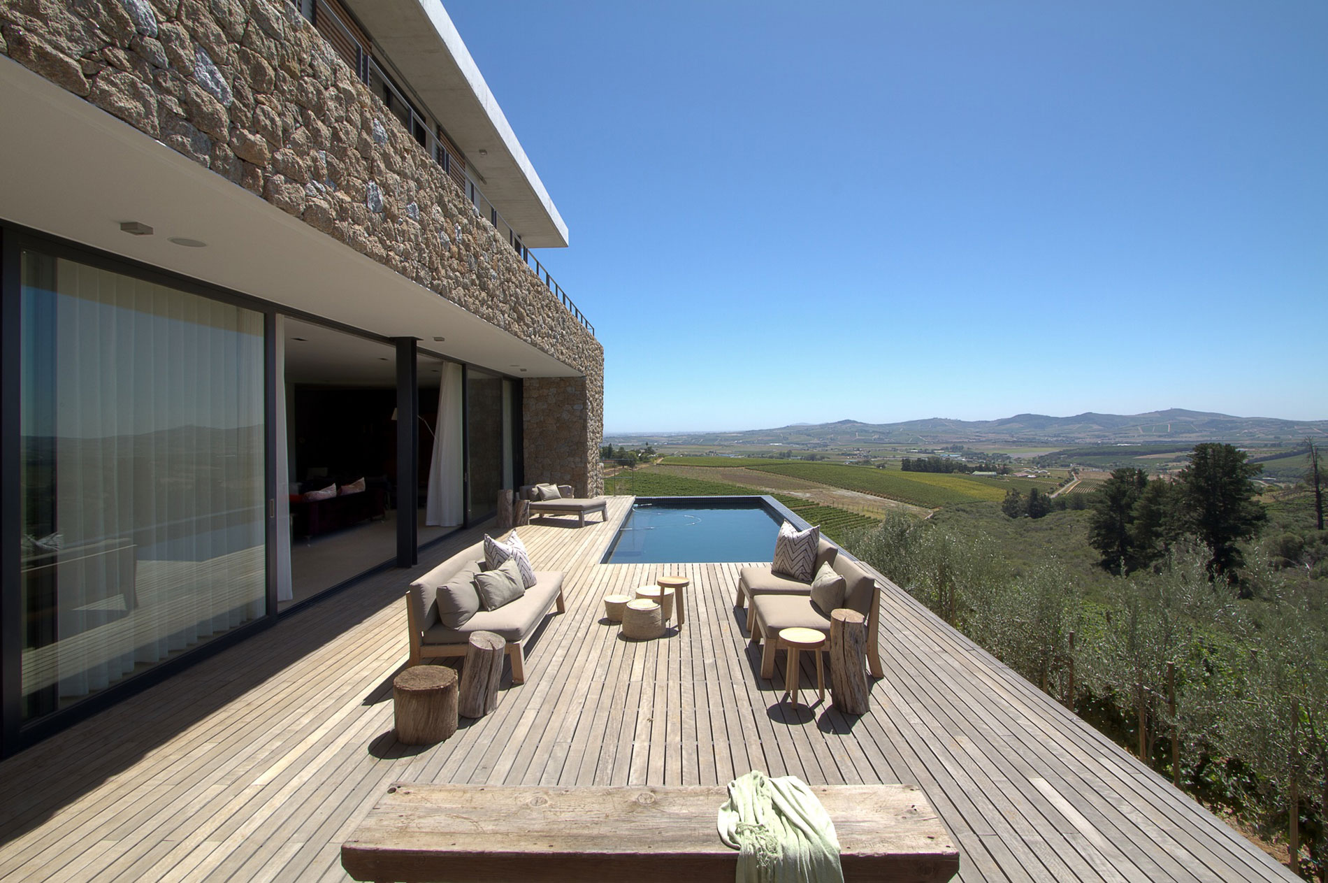 A Stunning Modern Hillside Home Nestled in the Rolling Vineyards of Stellenbosch by GASS Architecture Studios (8)
