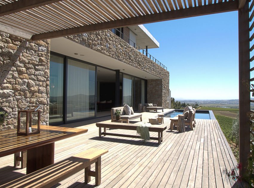 A Stunning Modern Hillside Home Nestled in the Rolling Vineyards of Stellenbosch by GASS Architecture Studios (9)