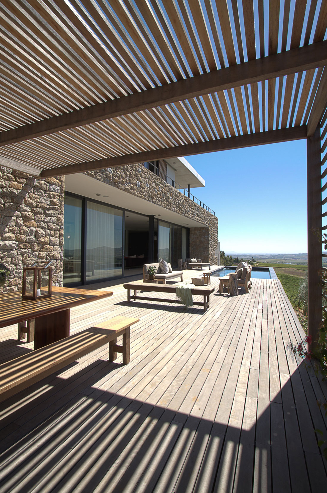 A Stunning Modern Hillside Home Nestled in the Rolling Vineyards of Stellenbosch by GASS Architecture Studios (9)
