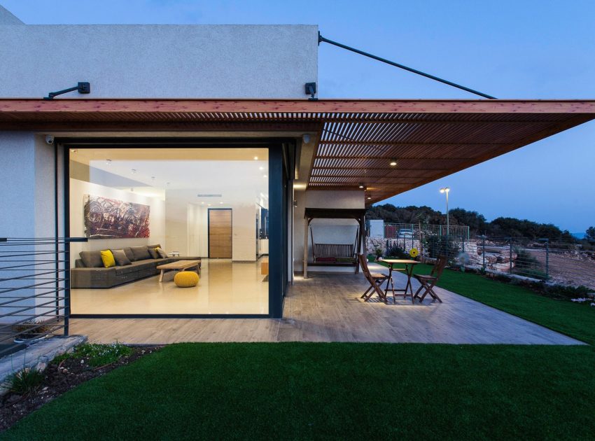 A Stunning Modern Home Perched on Top of a Rocky Hill Overlooking the Mountains in Mikhmanim, Israel by SaaB Architects (28)