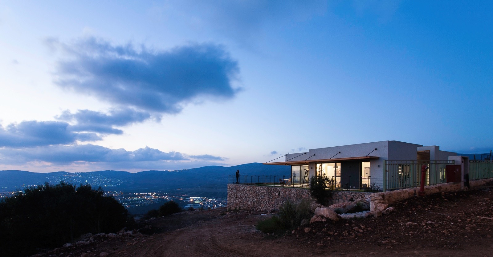 A Stunning Modern Home Perched on Top of a Rocky Hill Overlooking the Mountains in Mikhmanim, Israel by SaaB Architects (32)