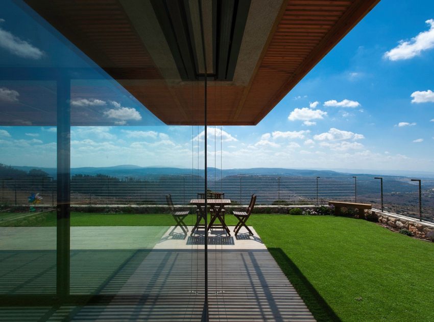 A Stunning Modern Home Perched on Top of a Rocky Hill Overlooking the Mountains in Mikhmanim, Israel by SaaB Architects (5)