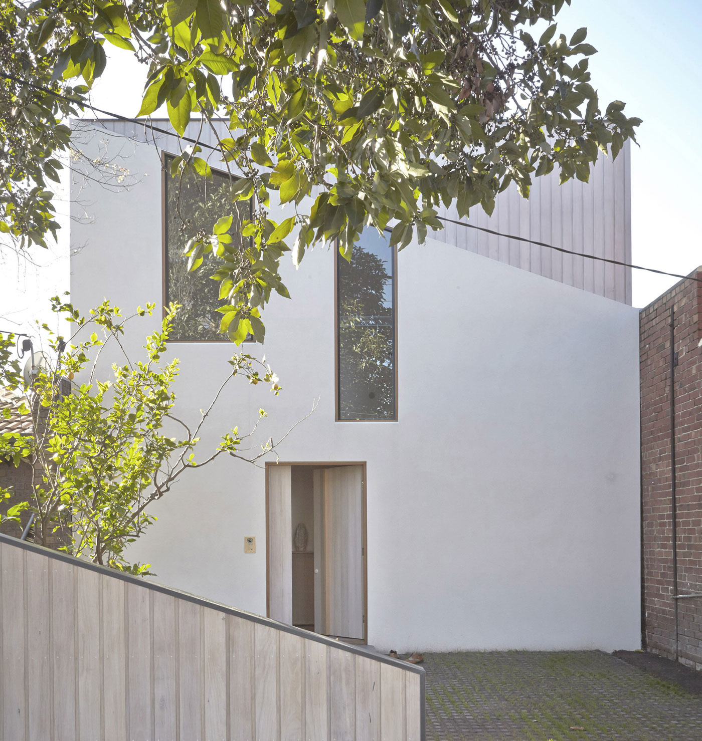 A Stunning Modern Home with Unique and Unconventional Layouts in Richmond by Edwards Moore (9)
