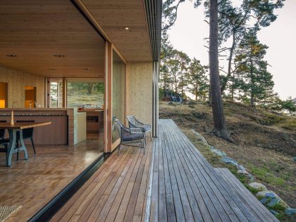 A Stunning Modern Retreat Nestled into the Superb Landscape of Orcas Island by Heliotrope Architects (10)