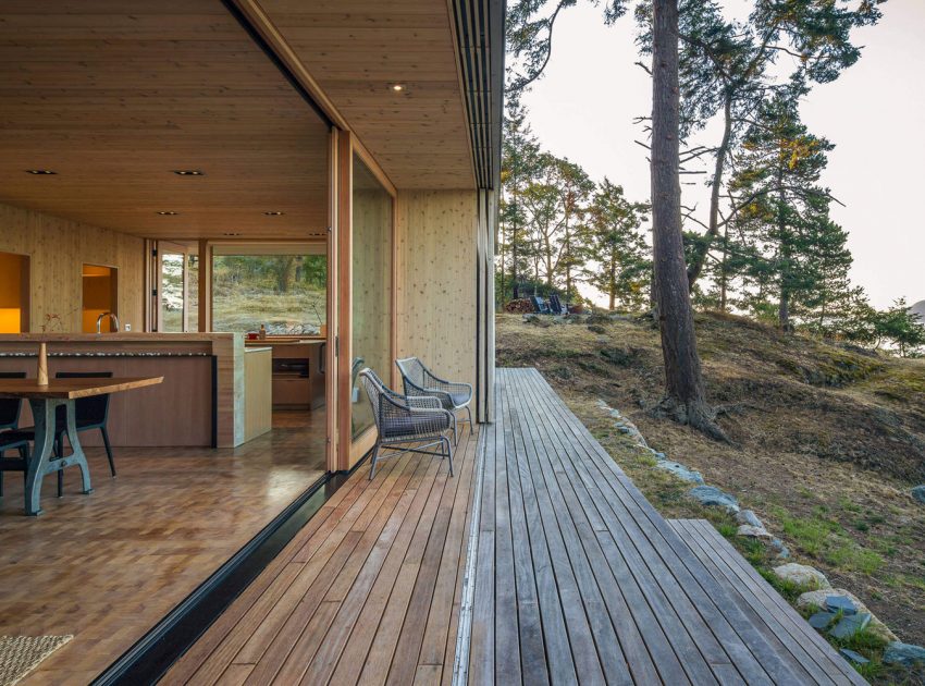 A Stunning Modern Retreat Nestled into the Superb Landscape of Orcas Island by Heliotrope Architects (10)