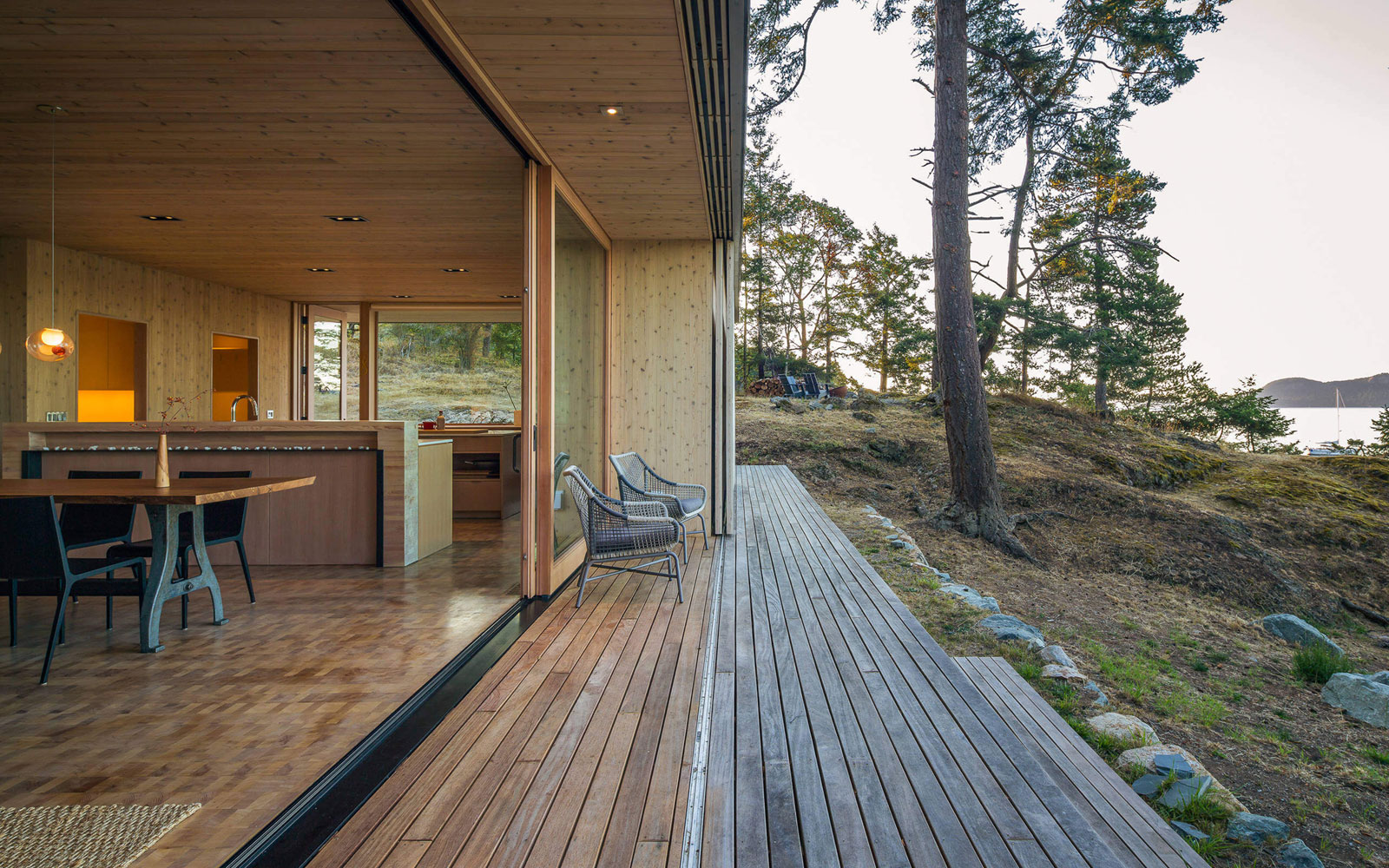 A Stunning Modern Retreat Nestled into the Superb Landscape of Orcas Island by Heliotrope Architects (10)