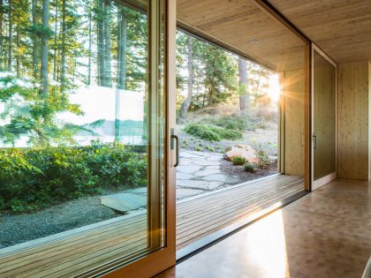 A Stunning Modern Retreat Nestled into the Superb Landscape of Orcas Island by Heliotrope Architects (11)