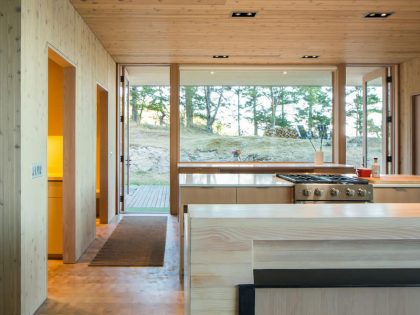 A Stunning Modern Retreat Nestled into the Superb Landscape of Orcas Island by Heliotrope Architects (16)