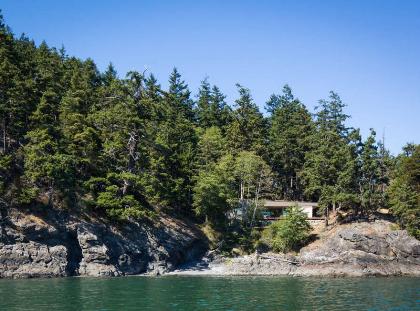 A Stunning Modern Retreat Nestled into the Superb Landscape of Orcas Island by Heliotrope Architects (3)