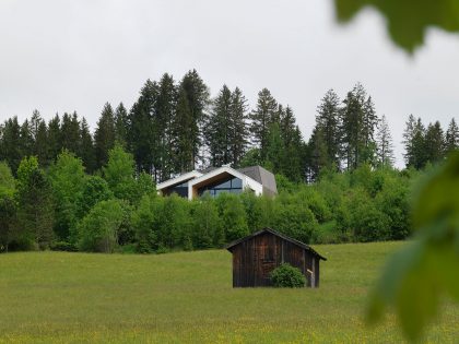 A Stunning Mountain House Nestled on the Hillside Overlooking the Austrian Alps in Austria by SoNo arhitekti (3)