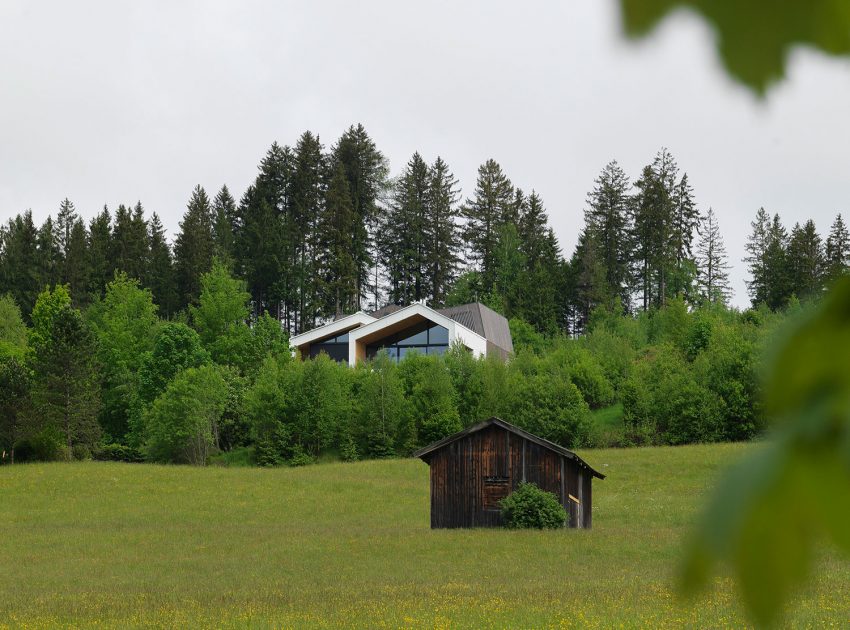 A Stunning Mountain House Nestled on the Hillside Overlooking the Austrian Alps in Austria by SoNo arhitekti (3)