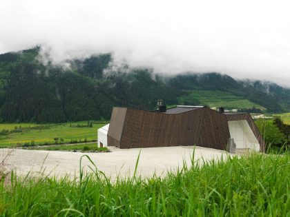 A Stunning Mountain House Nestled on the Hillside Overlooking the Austrian Alps in Austria by SoNo arhitekti (5)