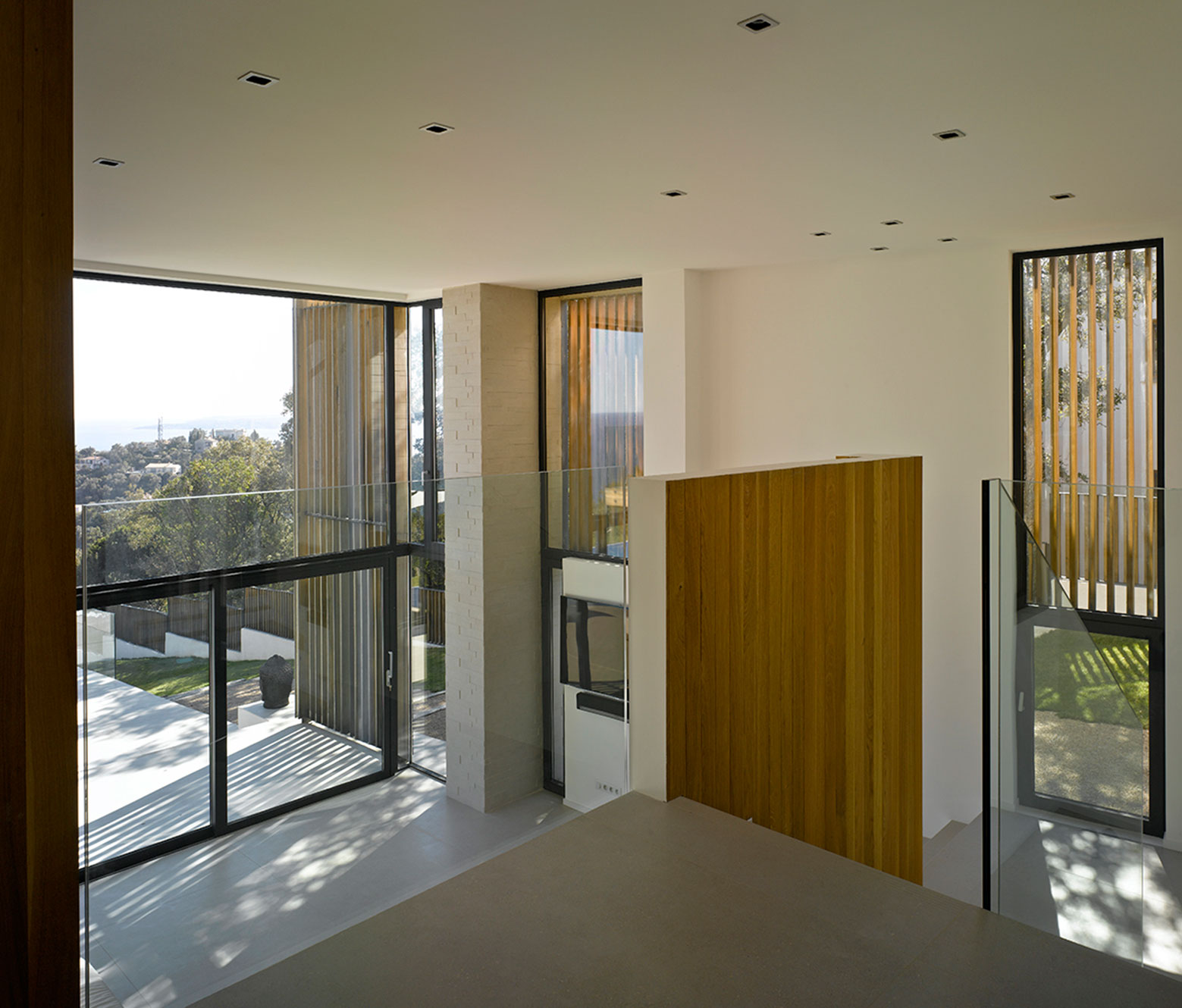 A Stunning and Spacious Home with Simple and Modern Lines in Saint-Tropez, France by JaK Studio (14)