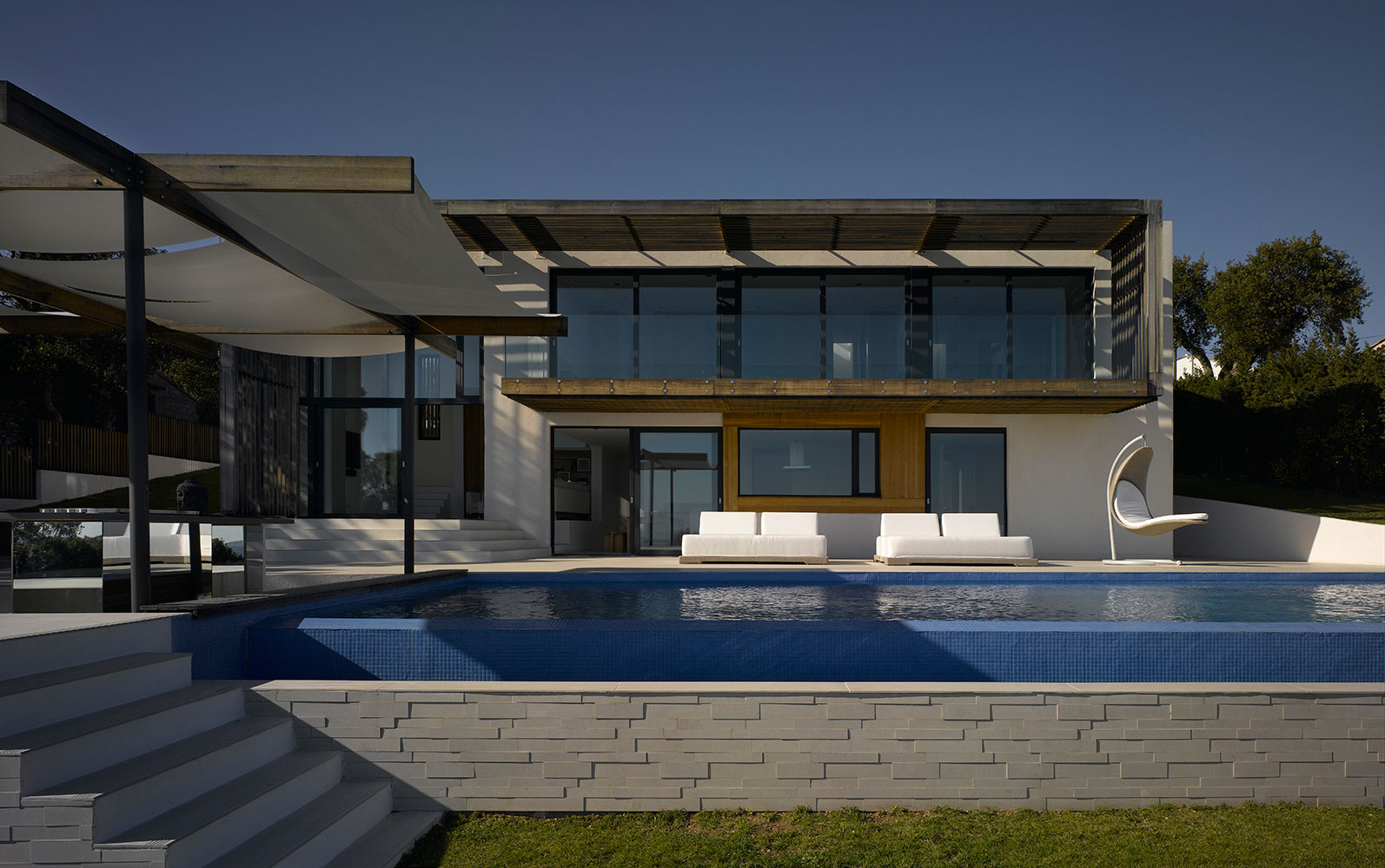A Stunning and Spacious Home with Simple and Modern Lines in Saint-Tropez, France by JaK Studio (5)