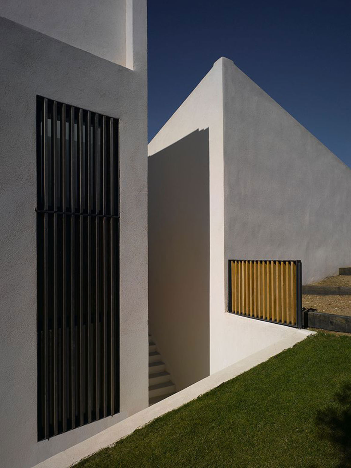 A Stunning and Spacious Home with Simple and Modern Lines in Saint-Tropez, France by JaK Studio (7)