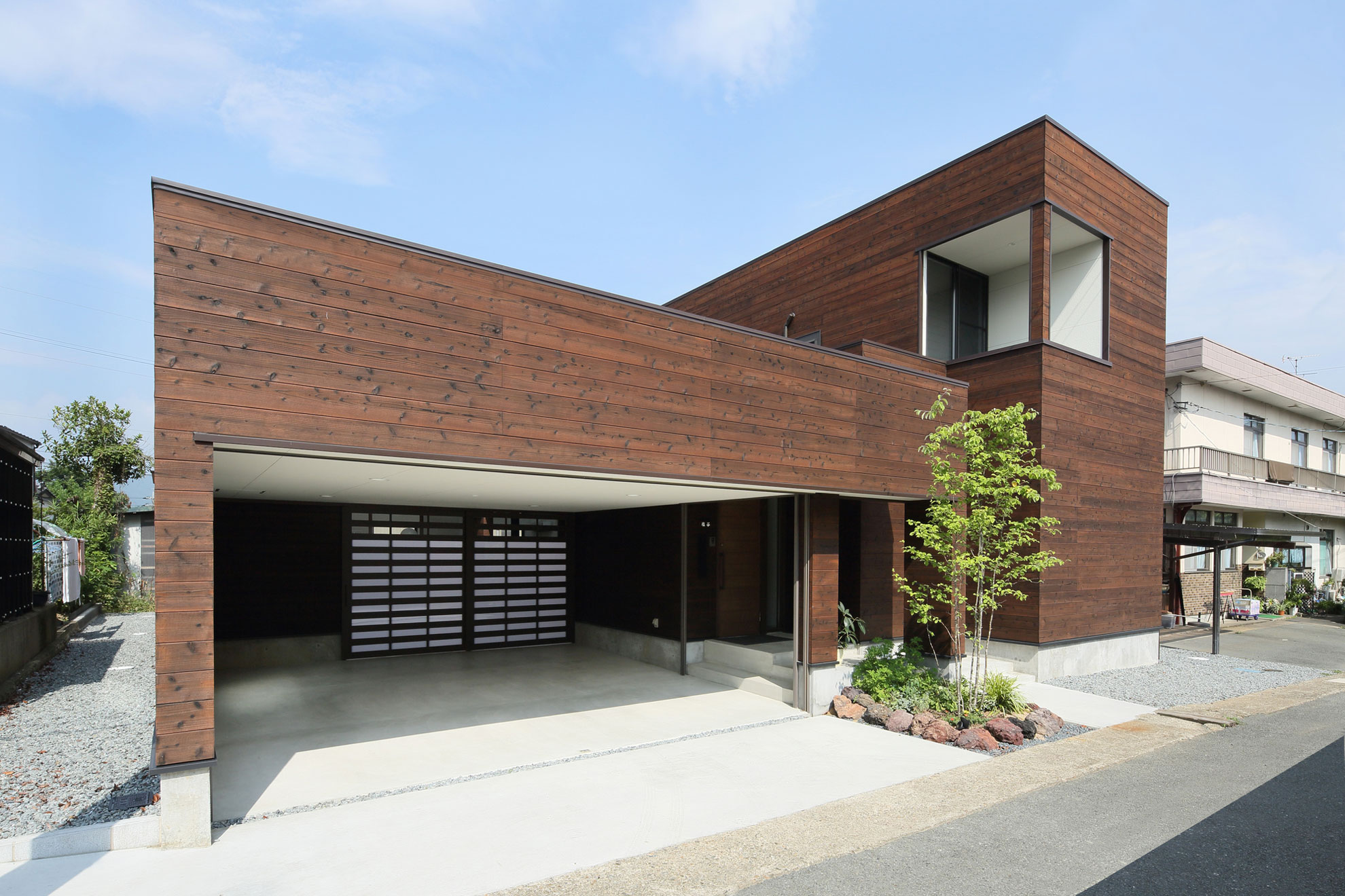 A Stunning and Stylish Single-Family Home with Enclosed Courtyards in Kyoto Prefecture by Arakawa Architects & Associates (1)