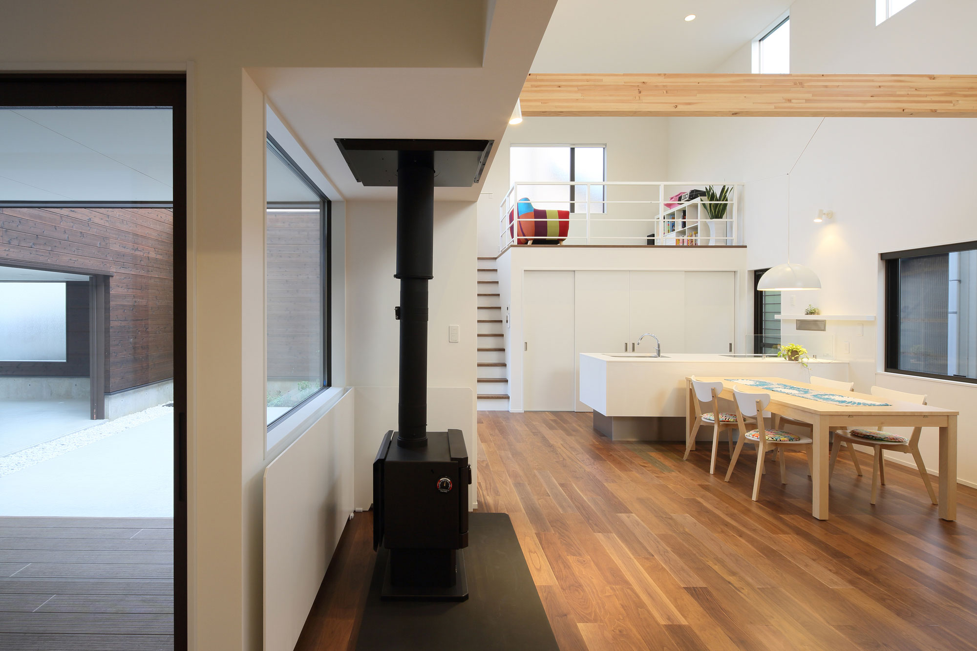 A Stunning and Stylish Single-Family Home with Enclosed Courtyards in Kyoto Prefecture by Arakawa Architects & Associates (11)