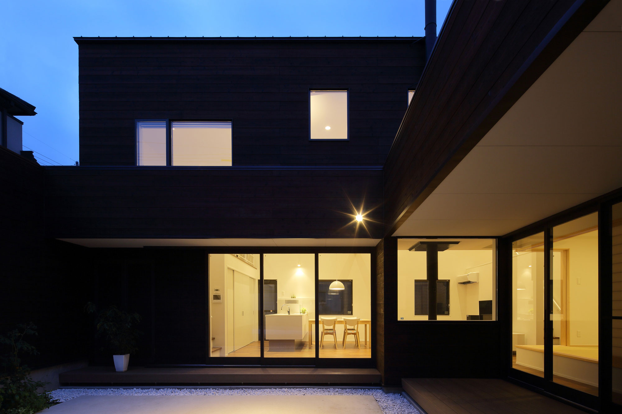 A Stunning and Stylish Single-Family Home with Enclosed Courtyards in Kyoto Prefecture by Arakawa Architects & Associates (16)