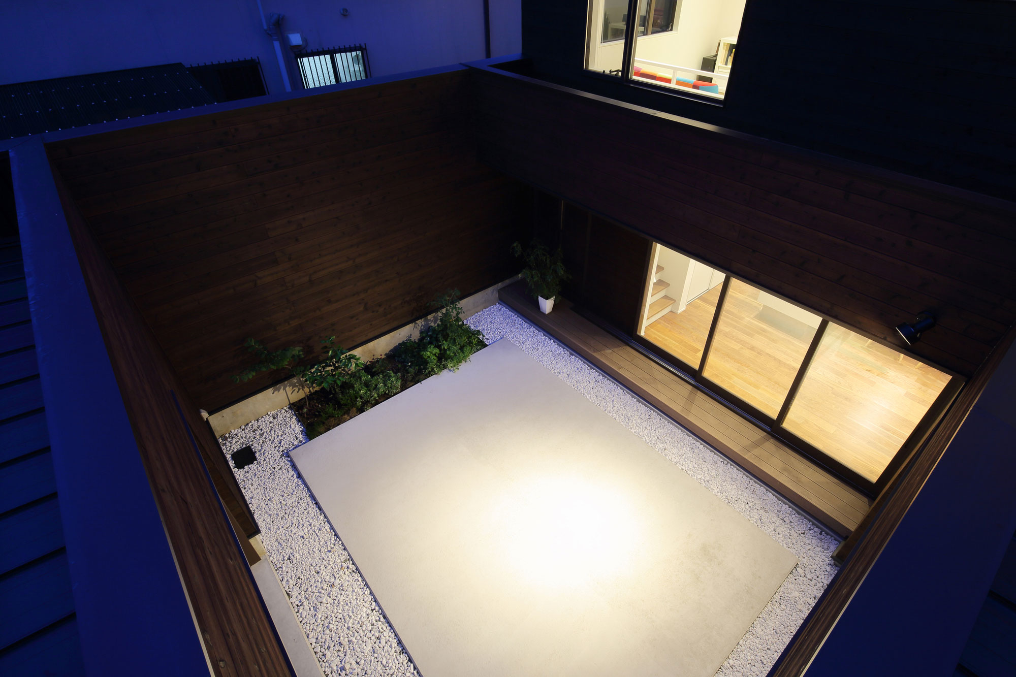 A Stunning and Stylish Single-Family Home with Enclosed Courtyards in Kyoto Prefecture by Arakawa Architects & Associates (17)