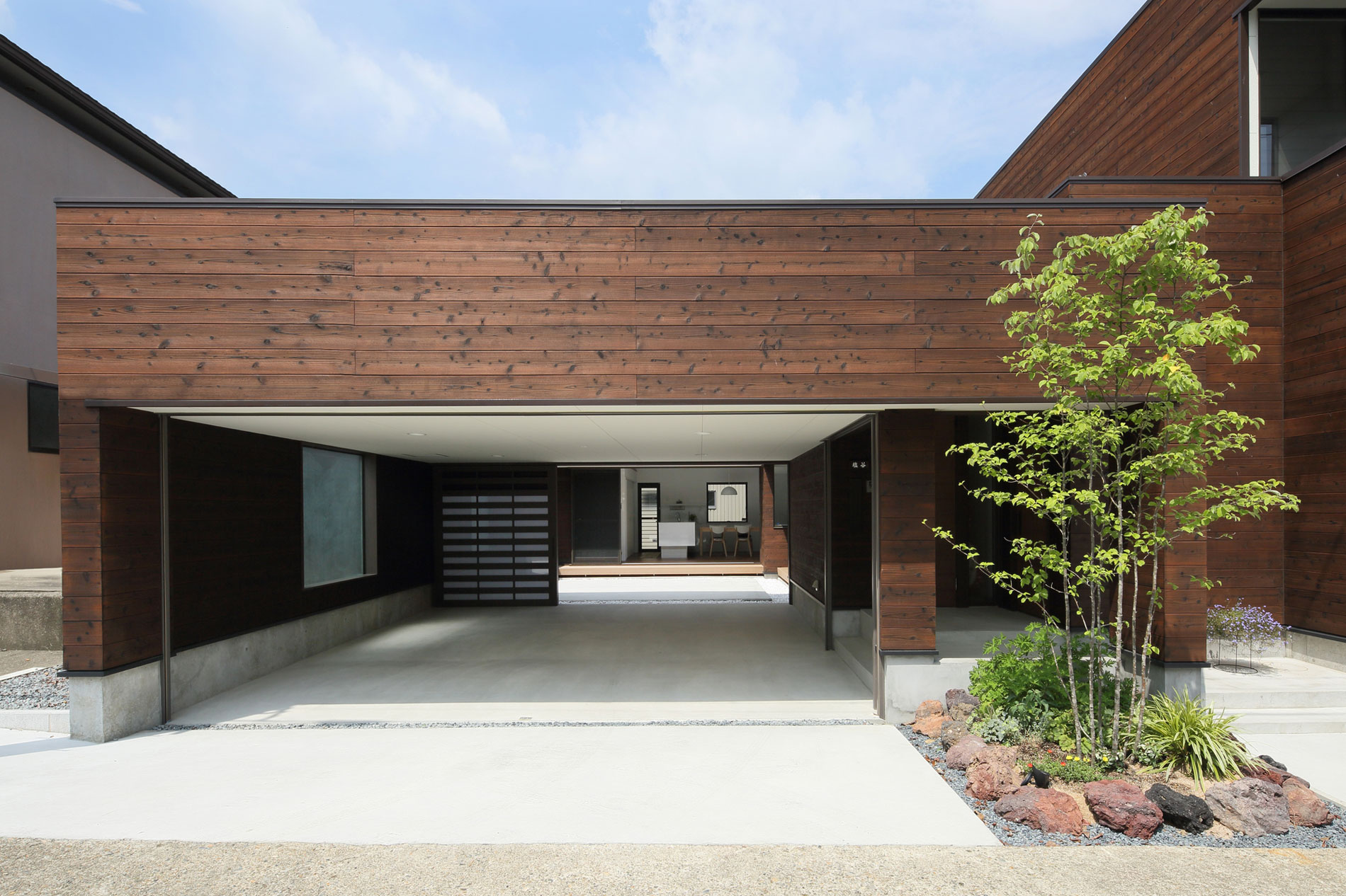 A Stunning and Stylish Single-Family Home with Enclosed Courtyards in Kyoto Prefecture by Arakawa Architects & Associates (2)