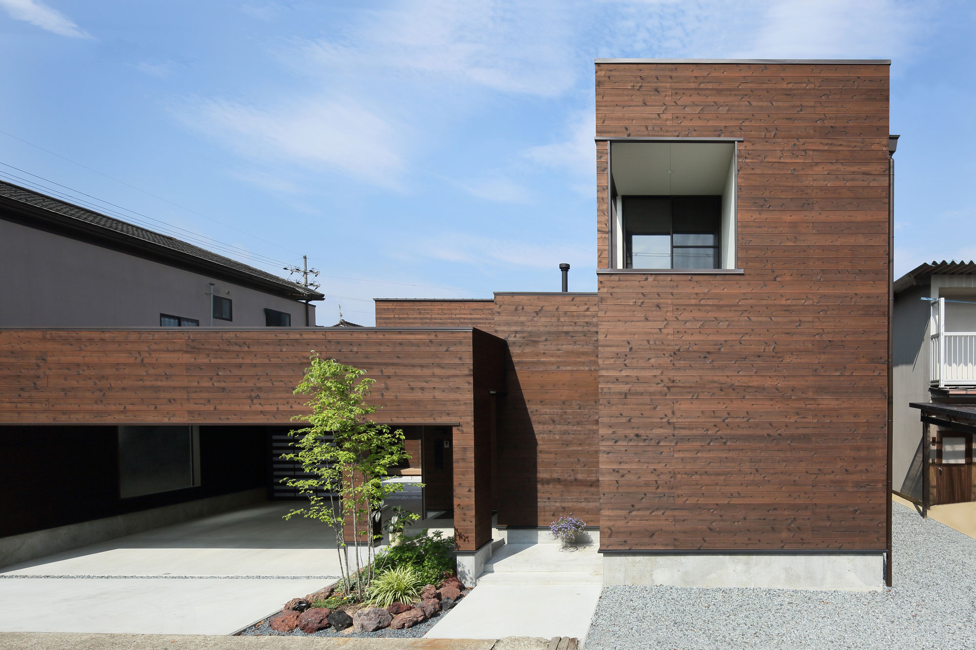 A Stunning and Stylish Single-Family Home with Enclosed Courtyards in Kyoto Prefecture by Arakawa Architects & Associates (3)