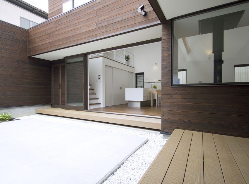 A Stunning and Stylish Single-Family Home with Enclosed Courtyards in Kyoto Prefecture by Arakawa Architects & Associates (5)