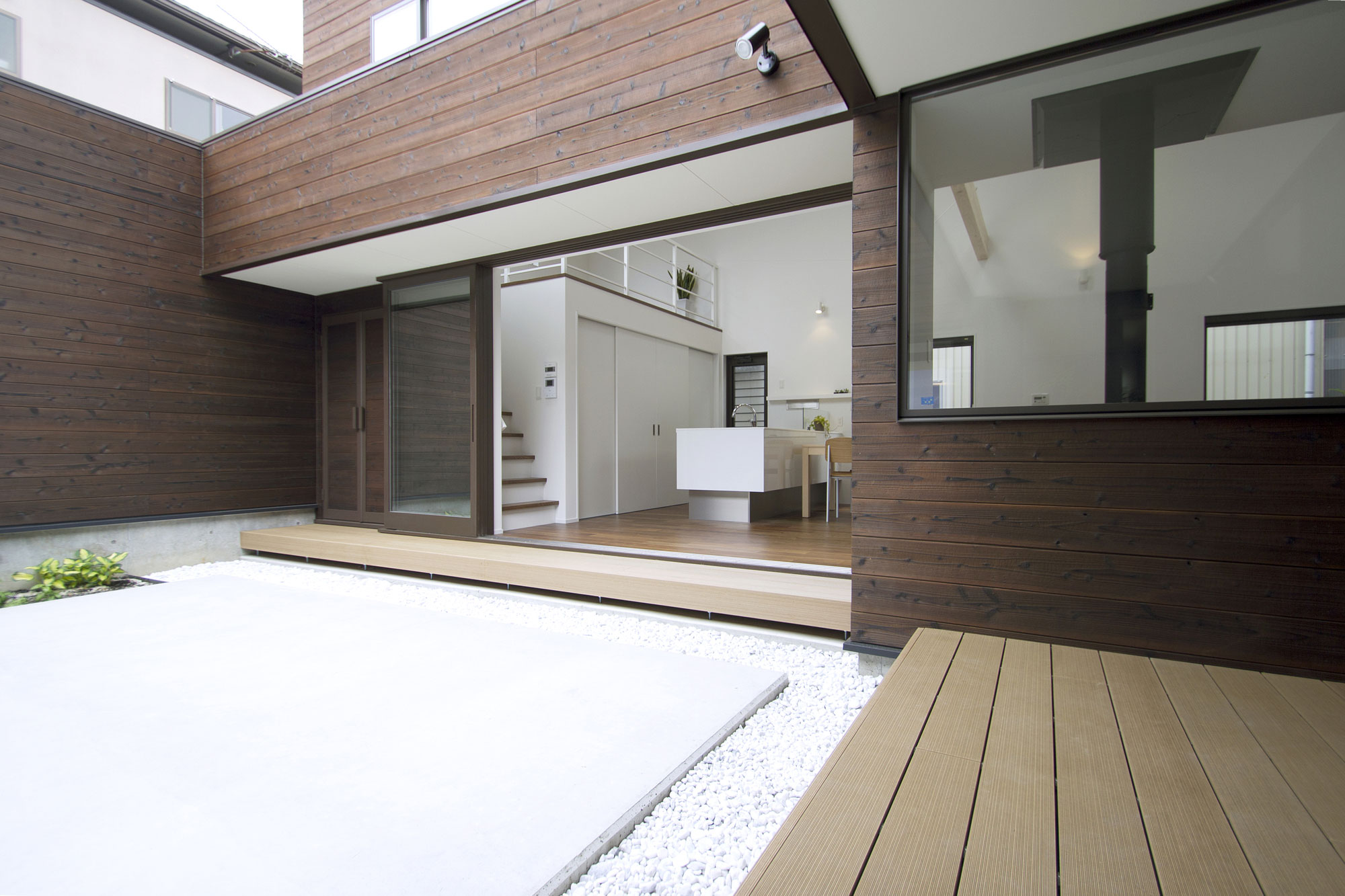 A Stunning and Stylish Single-Family Home with Enclosed Courtyards in Kyoto Prefecture by Arakawa Architects & Associates (5)