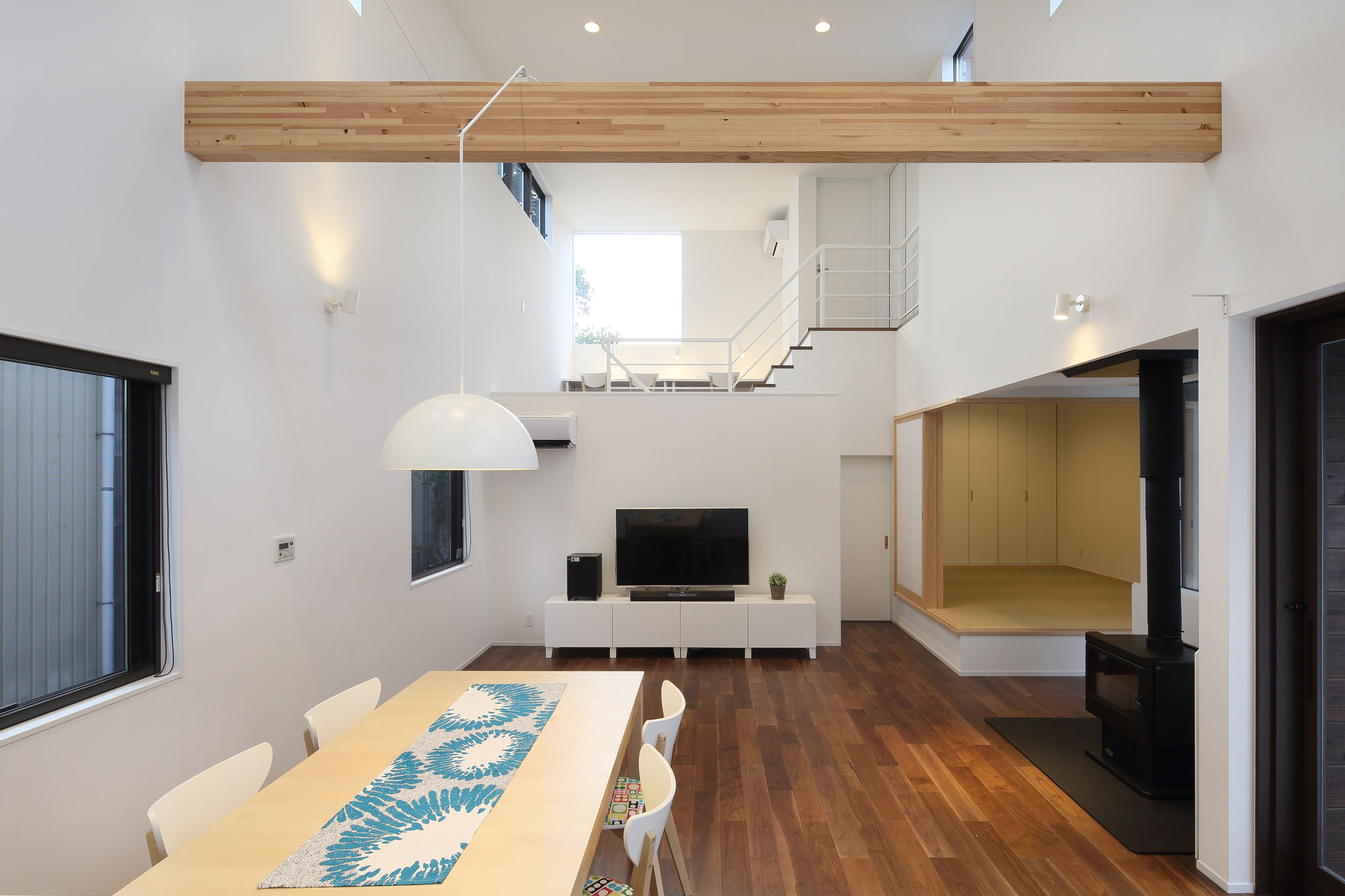 A Stunning and Stylish Single-Family Home with Enclosed Courtyards in Kyoto Prefecture by Arakawa Architects & Associates (8)